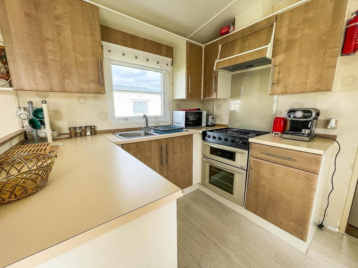 Caravan With Decking At Martello Beach Nearby Clacton-On-Sea Ref 29017Kv Hotel Ngoại thất bức ảnh