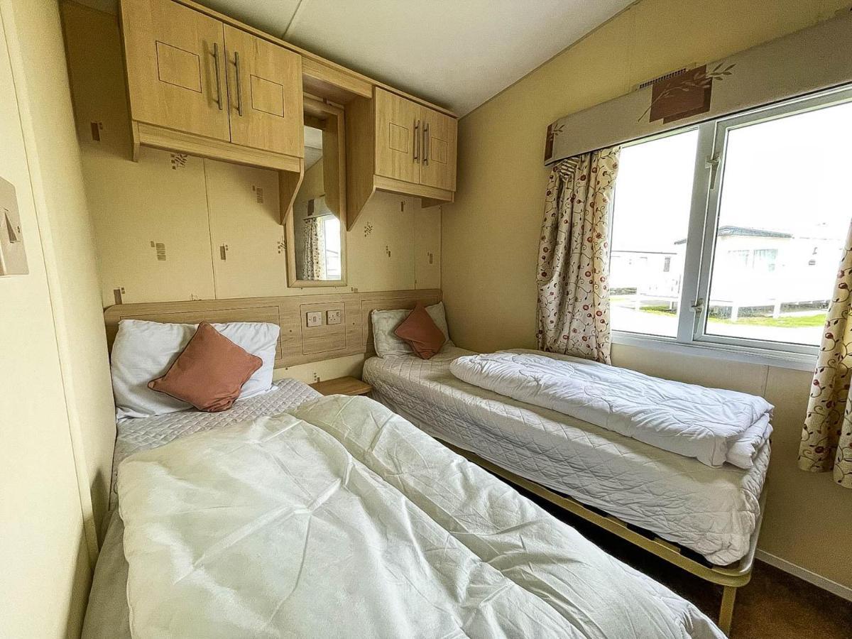 Caravan With Decking At Martello Beach Nearby Clacton-On-Sea Ref 29017Kv Hotel Ngoại thất bức ảnh