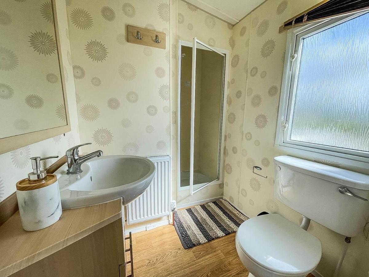 Caravan With Decking At Martello Beach Nearby Clacton-On-Sea Ref 29017Kv Hotel Ngoại thất bức ảnh